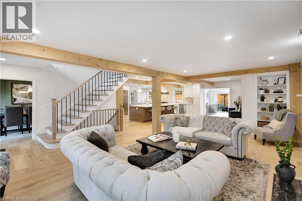 17 Braemar Place, Hamilton, ON - Indoor Photo Showing Living Room