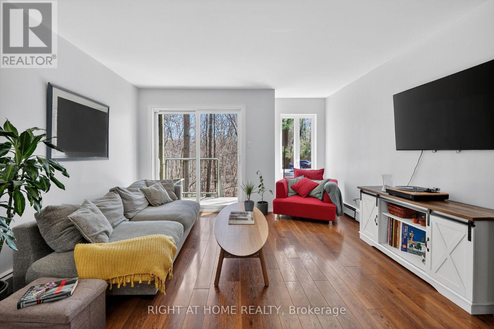 43 Crispin Private, Ottawa, ON - Indoor Photo Showing Living Room