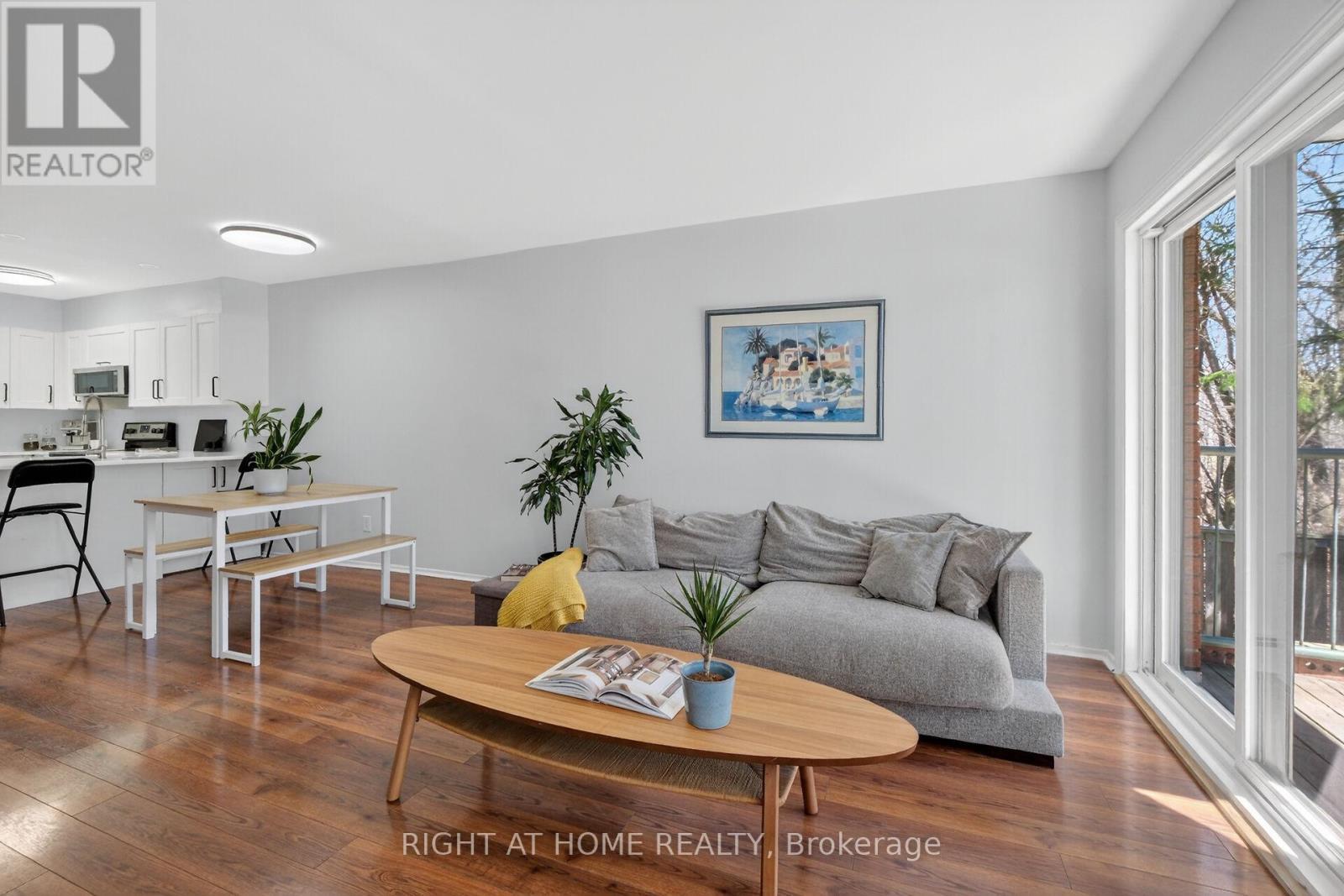43 Crispin Private, Ottawa, ON - Indoor Photo Showing Living Room