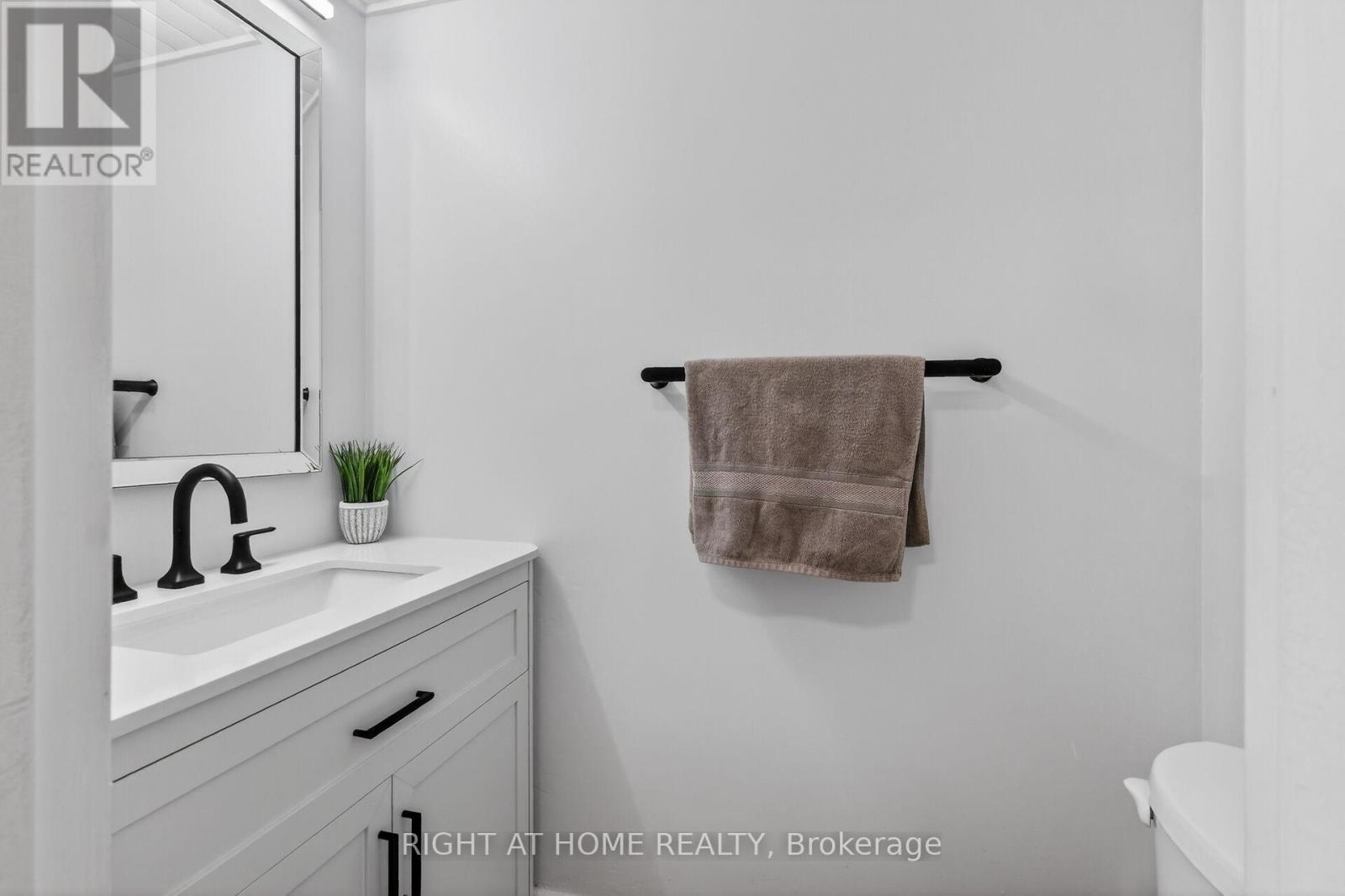 43 Crispin Private, Ottawa, ON - Indoor Photo Showing Bathroom