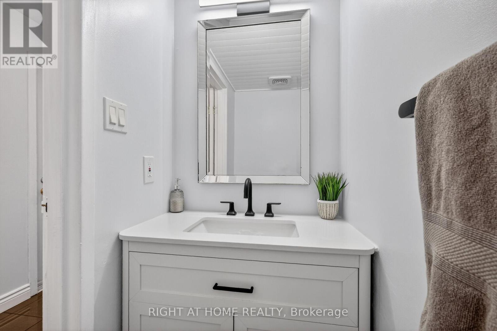 43 Crispin Private, Ottawa, ON - Indoor Photo Showing Bathroom