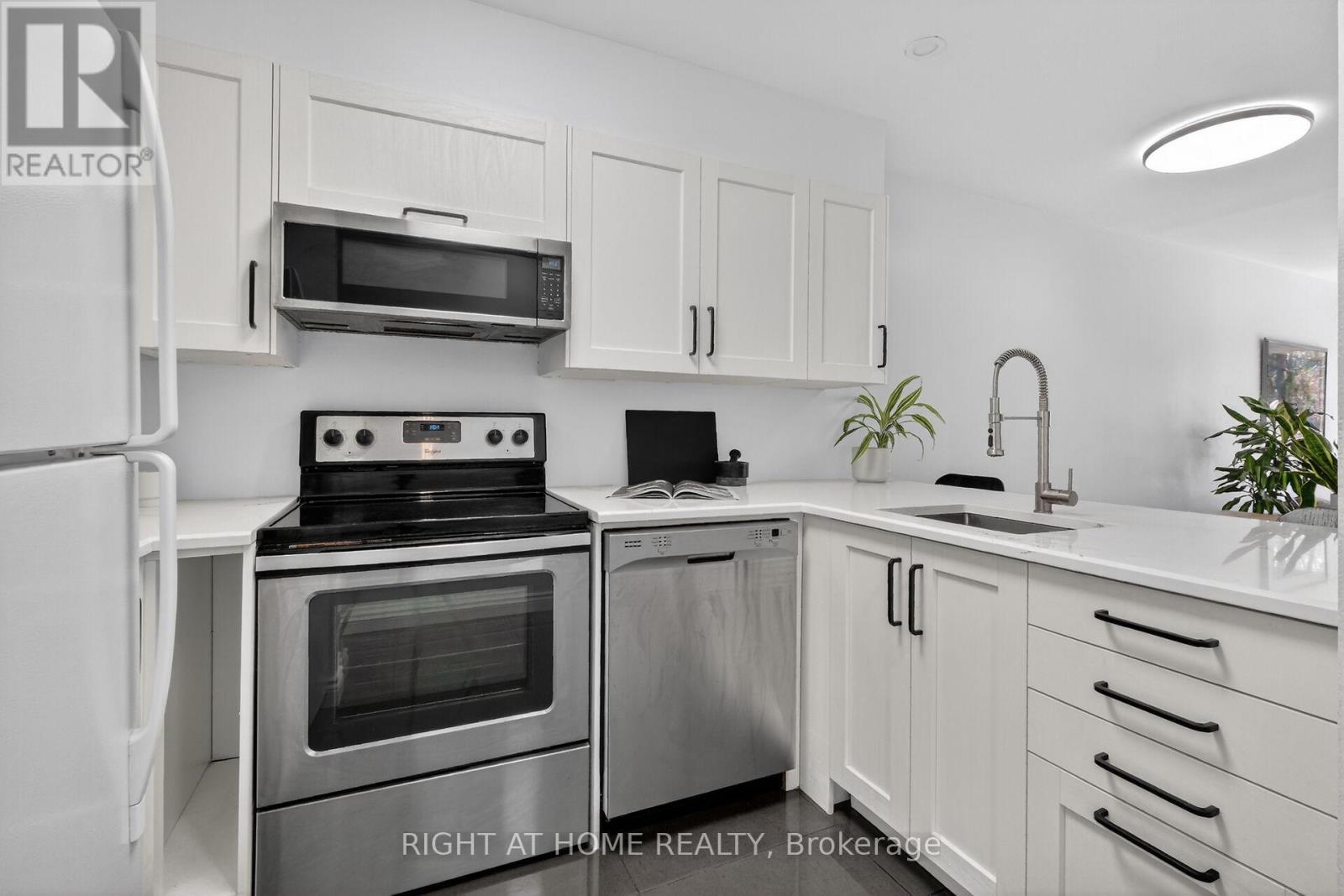 43 Crispin Private, Ottawa, ON - Indoor Photo Showing Kitchen
