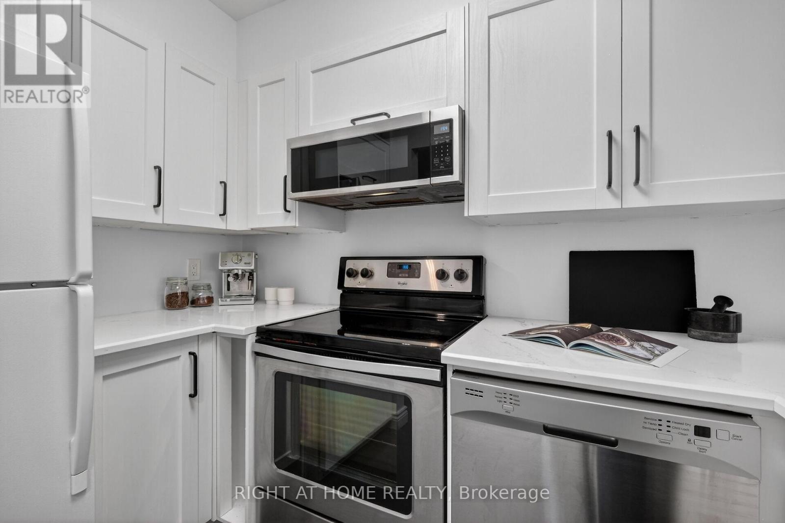 43 Crispin Private, Ottawa, ON - Indoor Photo Showing Kitchen