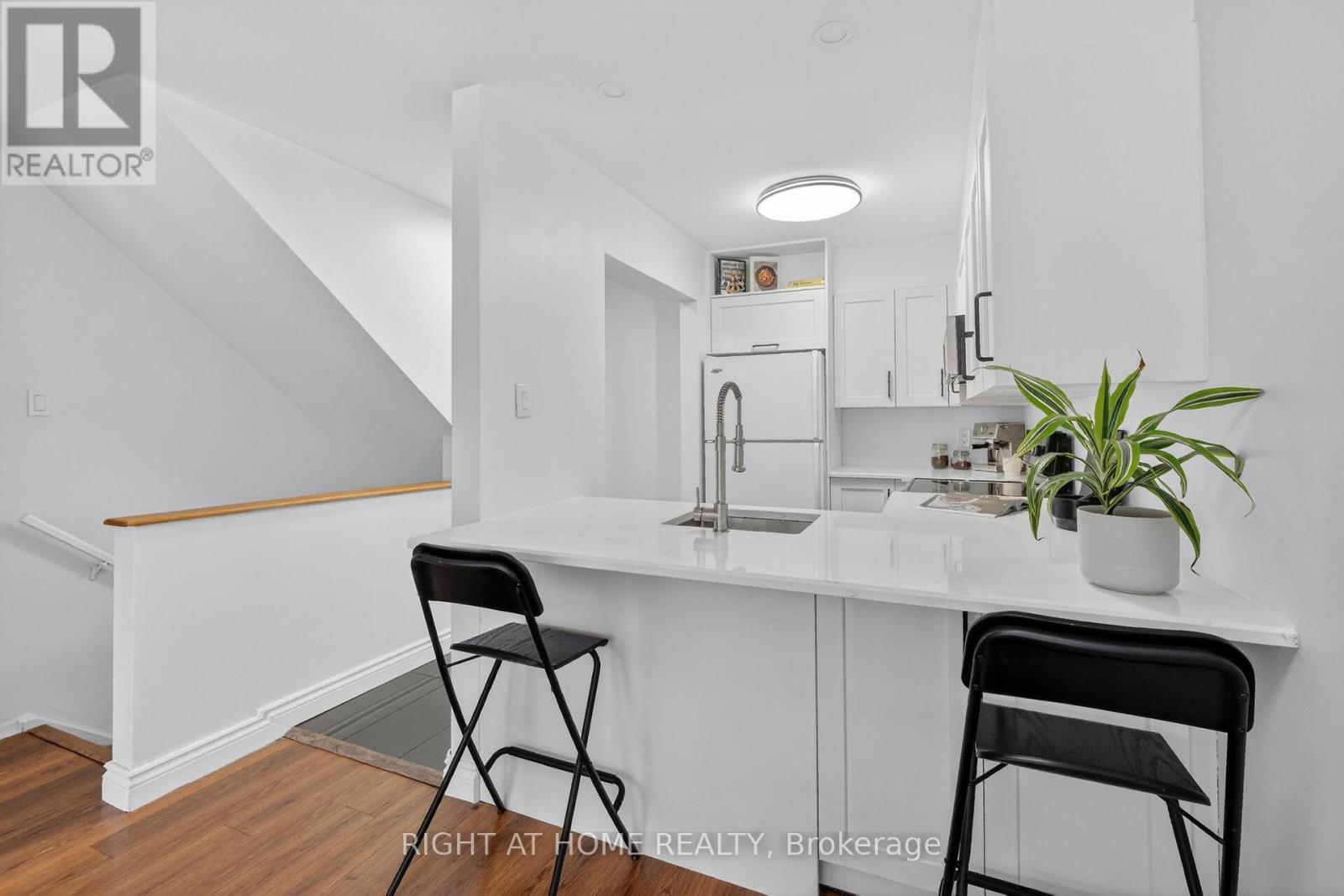 43 Crispin Private, Ottawa, ON - Indoor Photo Showing Kitchen