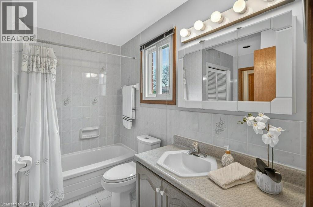 190 Deschene Avenue, Hamilton, ON - Indoor Photo Showing Bathroom