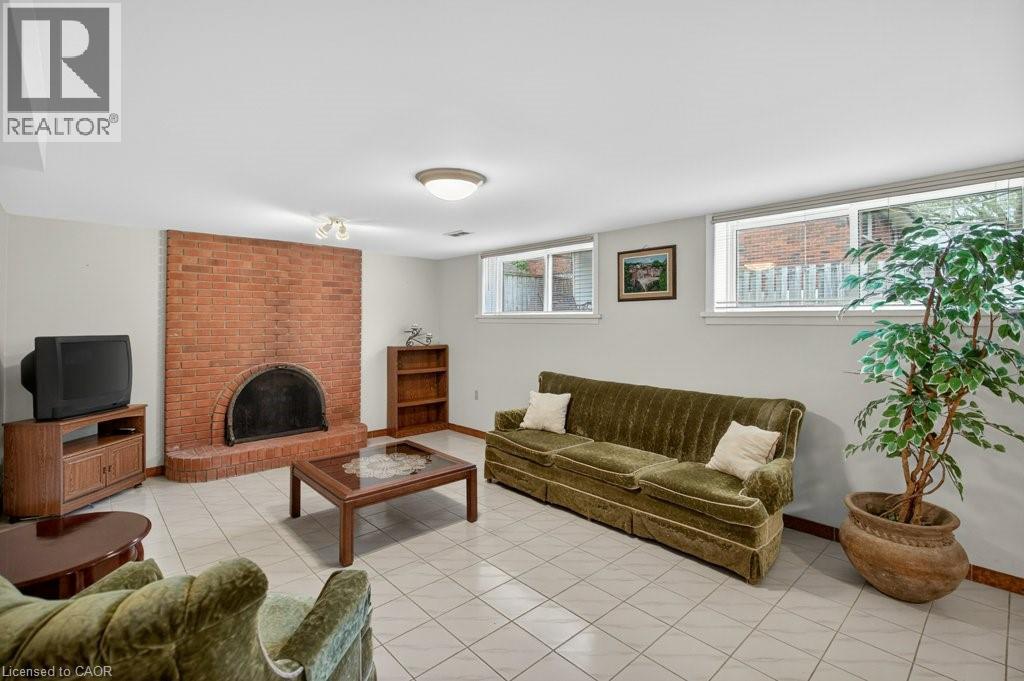 190 Deschene Avenue, Hamilton, ON - Indoor Photo Showing Living Room