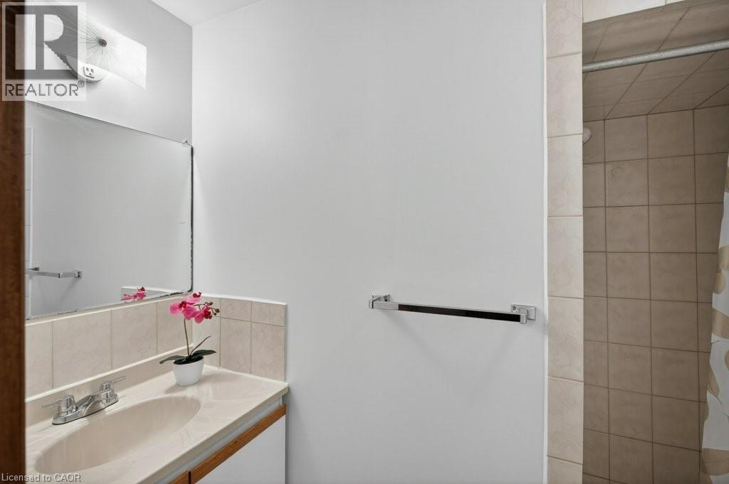 190 Deschene Avenue, Hamilton, ON - Indoor Photo Showing Bathroom