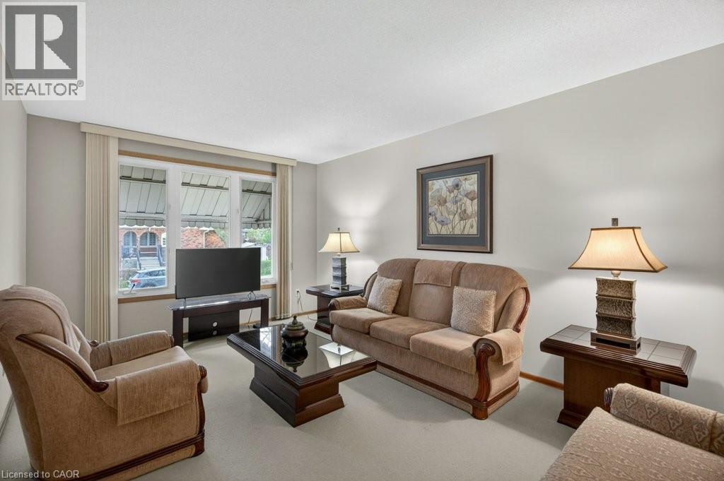 190 Deschene Avenue, Hamilton, ON - Indoor Photo Showing Living Room