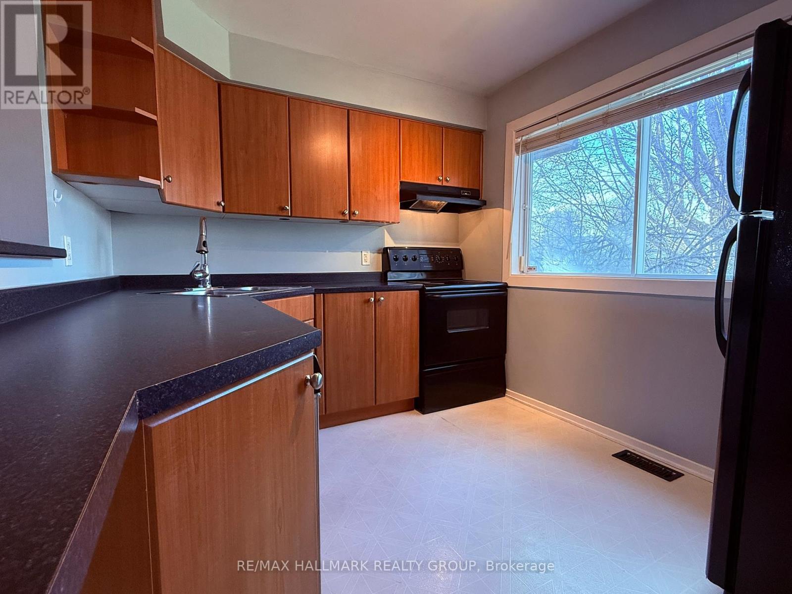 2912 Fairlea Crescent, Ottawa, ON - Indoor Photo Showing Kitchen
