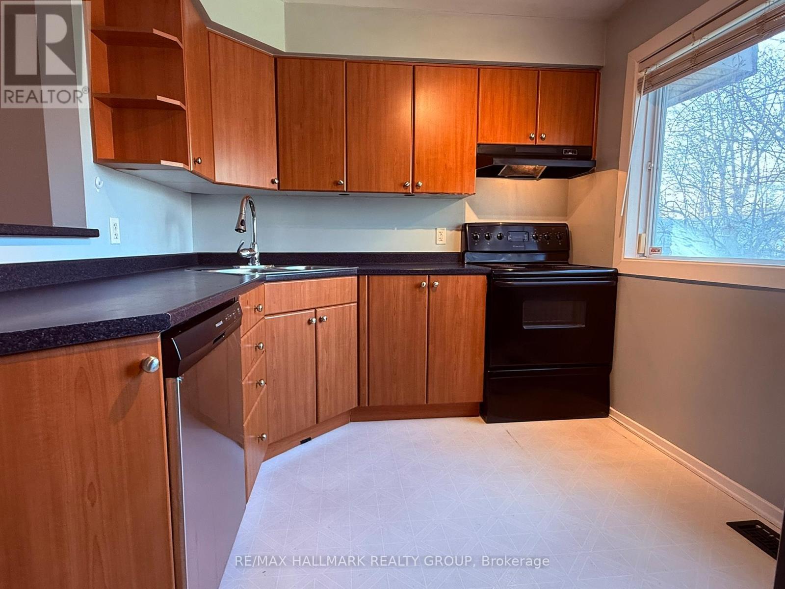 2912 Fairlea Crescent, Ottawa, ON - Indoor Photo Showing Kitchen With Double Sink
