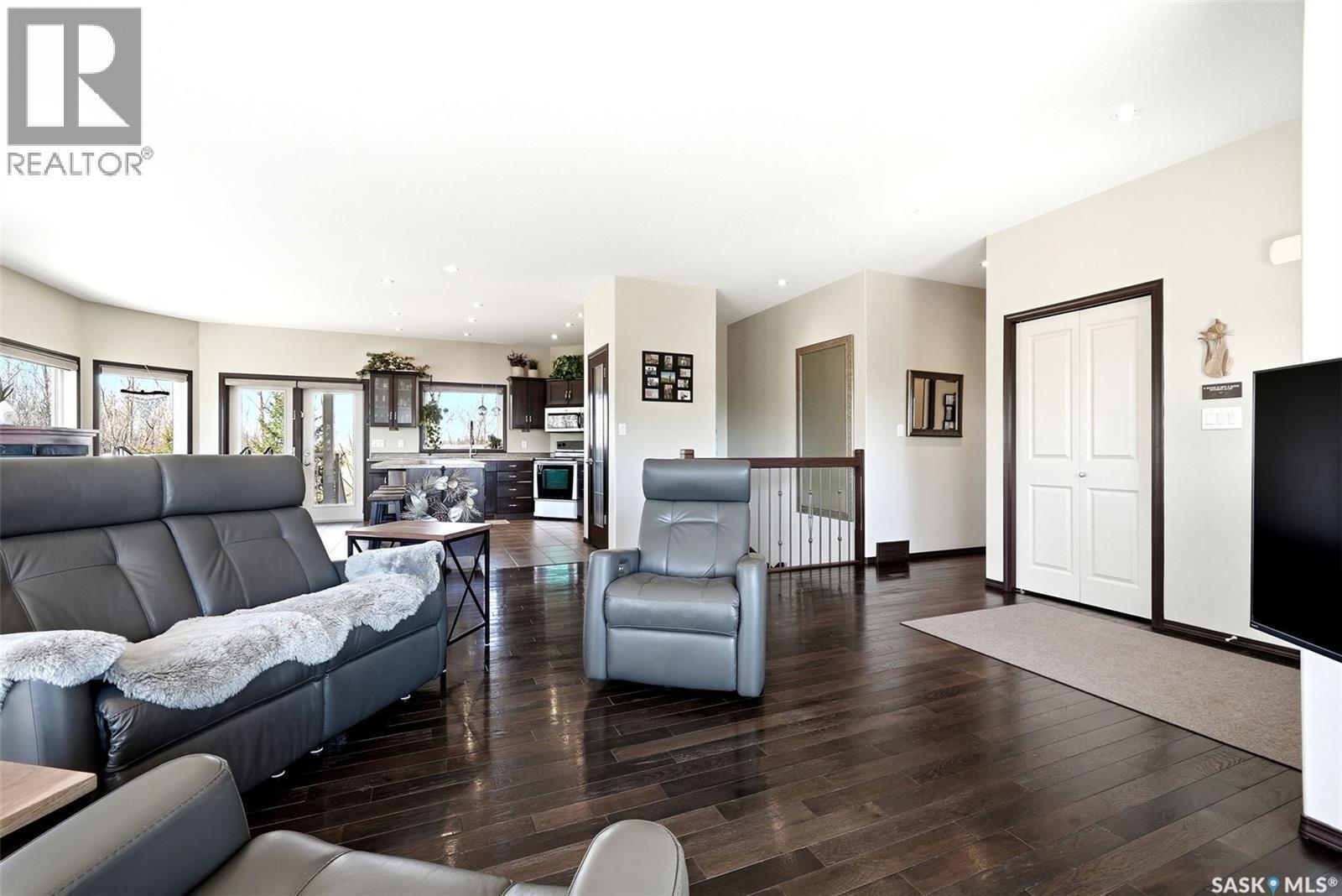 24 Bardel Crescent, Pilot Butte, SK - Indoor Photo Showing Living Room