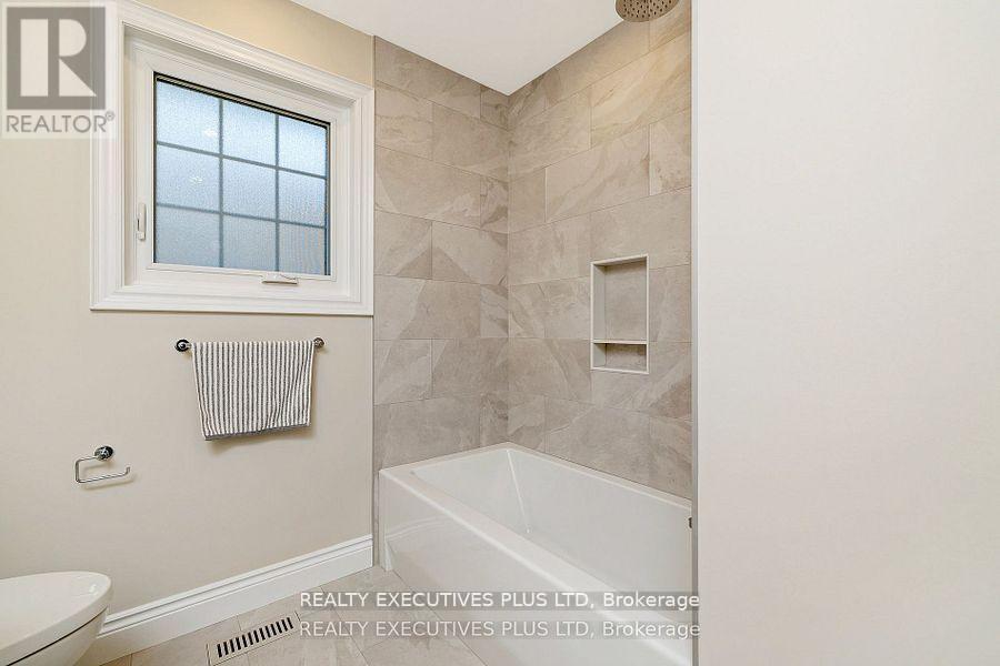 2547 Morrison Avenue, Mississauga, ON - Indoor Photo Showing Bathroom