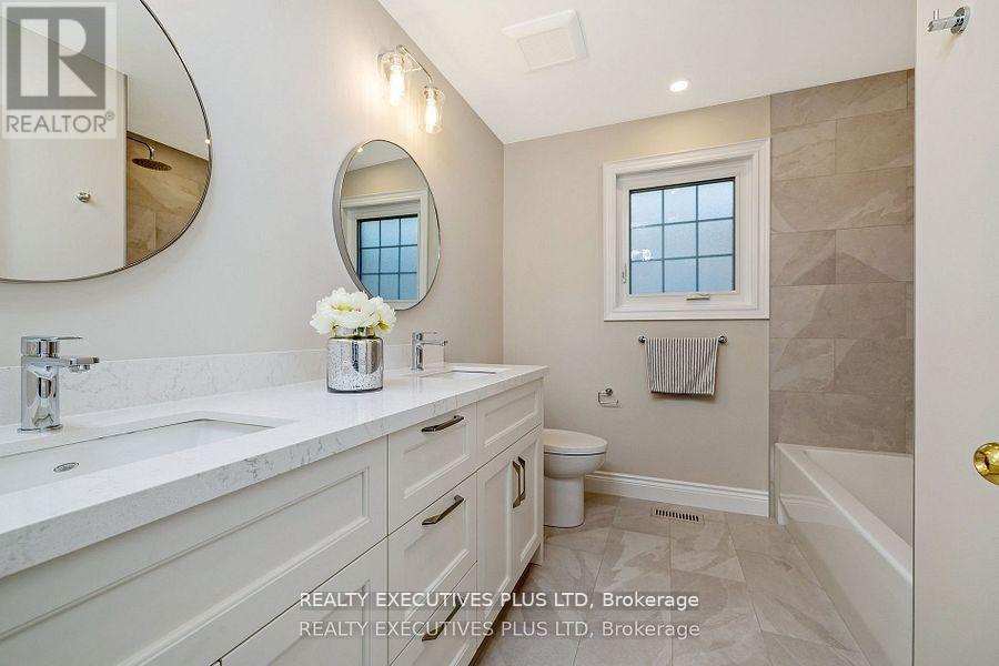 2547 Morrison Avenue, Mississauga, ON - Indoor Photo Showing Bathroom