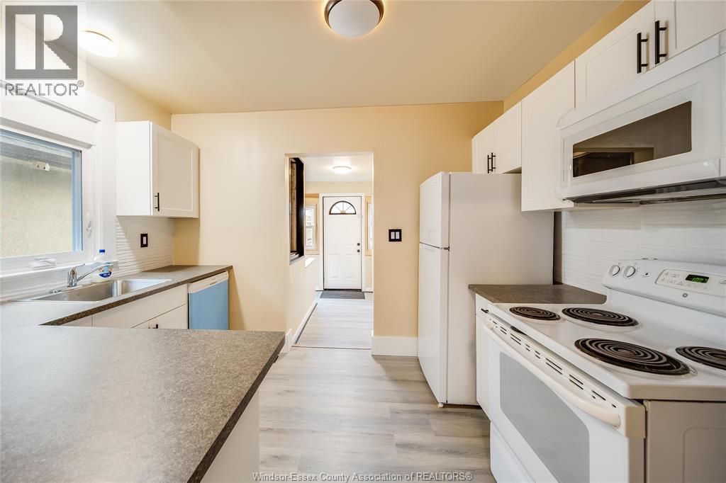 1046 Elsmere, Windsor, ON - Indoor Photo Showing Kitchen