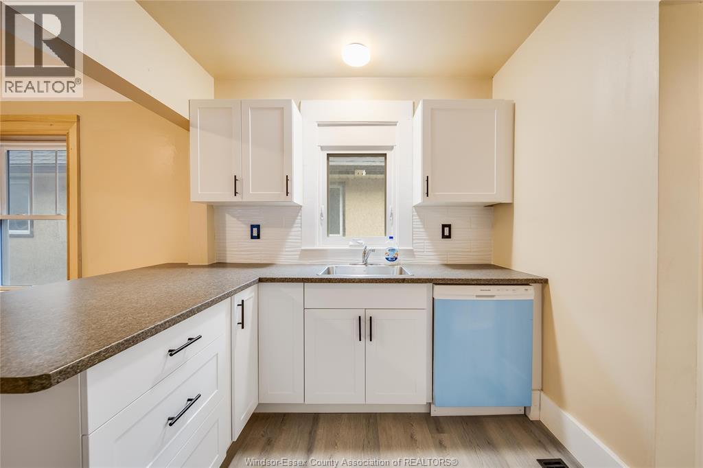1046 Elsmere, Windsor, ON - Indoor Photo Showing Kitchen