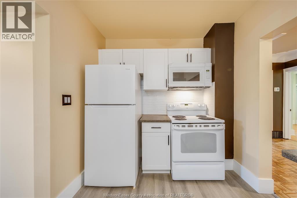 1046 Elsmere, Windsor, ON - Indoor Photo Showing Kitchen