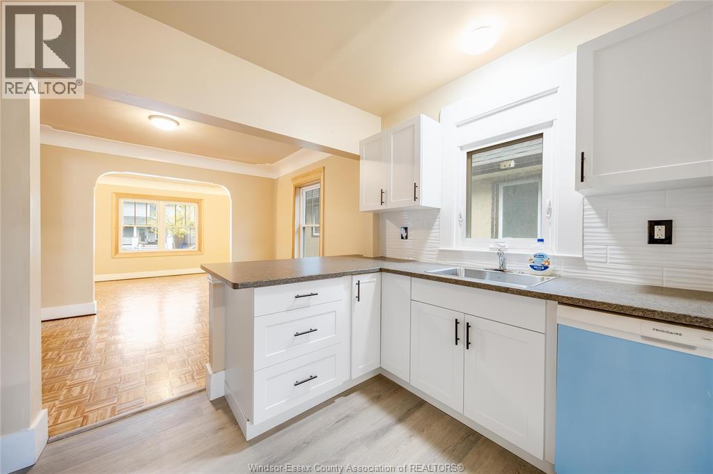 1046 Elsmere, Windsor, ON - Indoor Photo Showing Kitchen