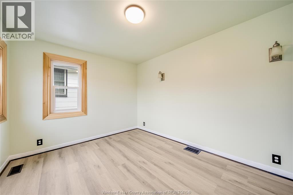 1046 Elsmere, Windsor, ON - Indoor Photo Showing Other Room