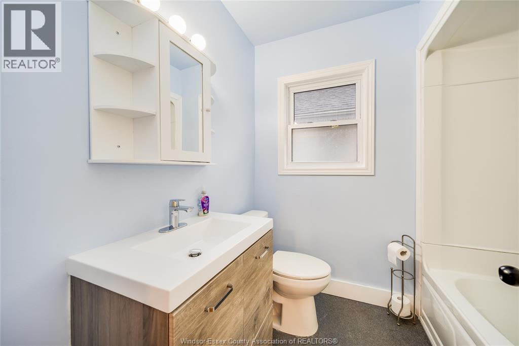 1046 Elsmere, Windsor, ON - Indoor Photo Showing Bathroom