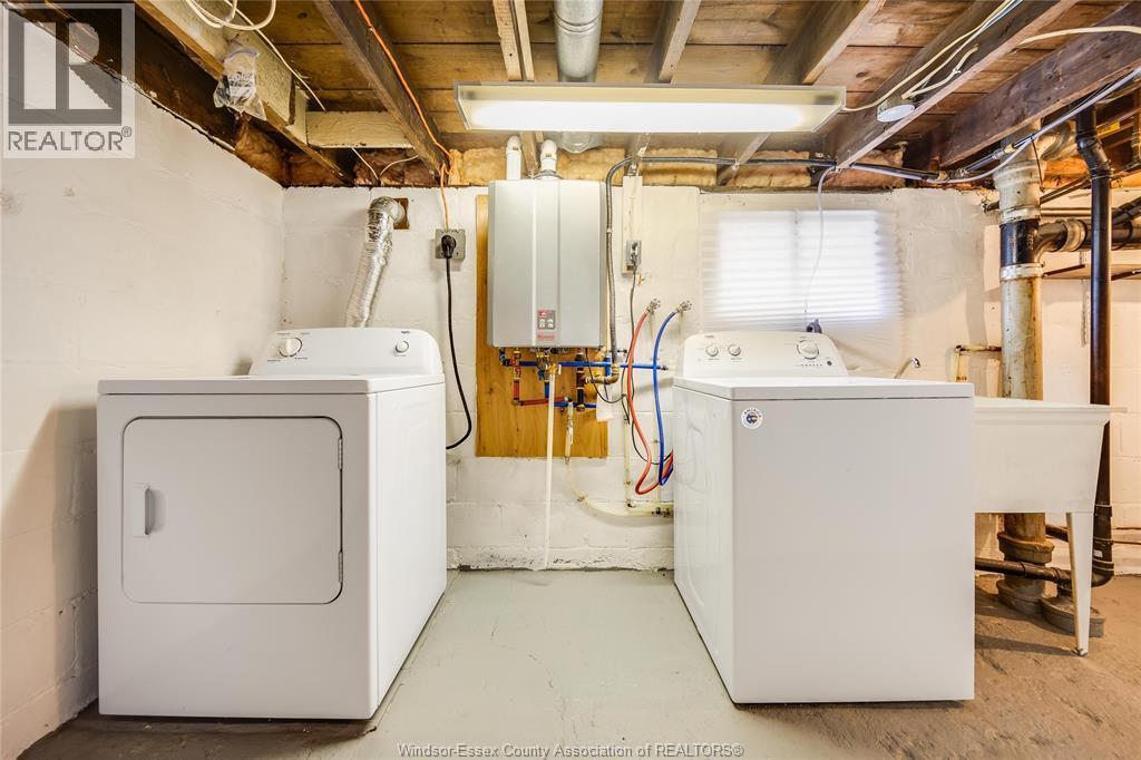 1046 Elsmere, Windsor, ON - Indoor Photo Showing Laundry Room