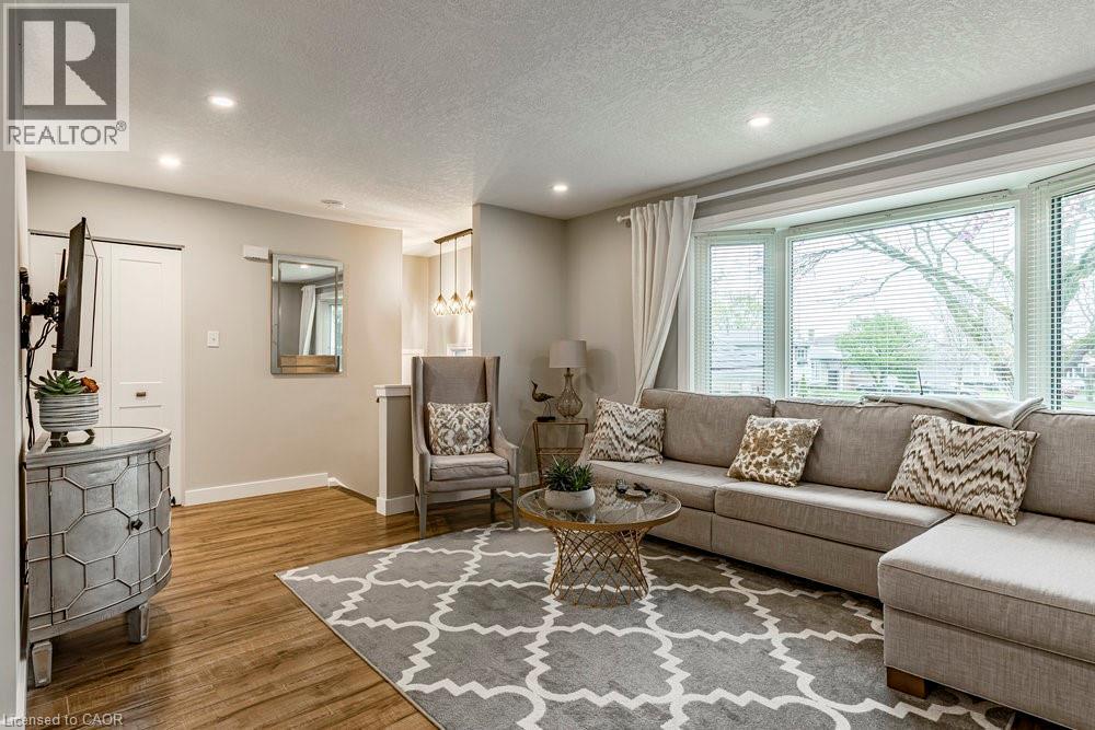 1345 Ester Drive, Burlington, ON - Indoor Photo Showing Living Room