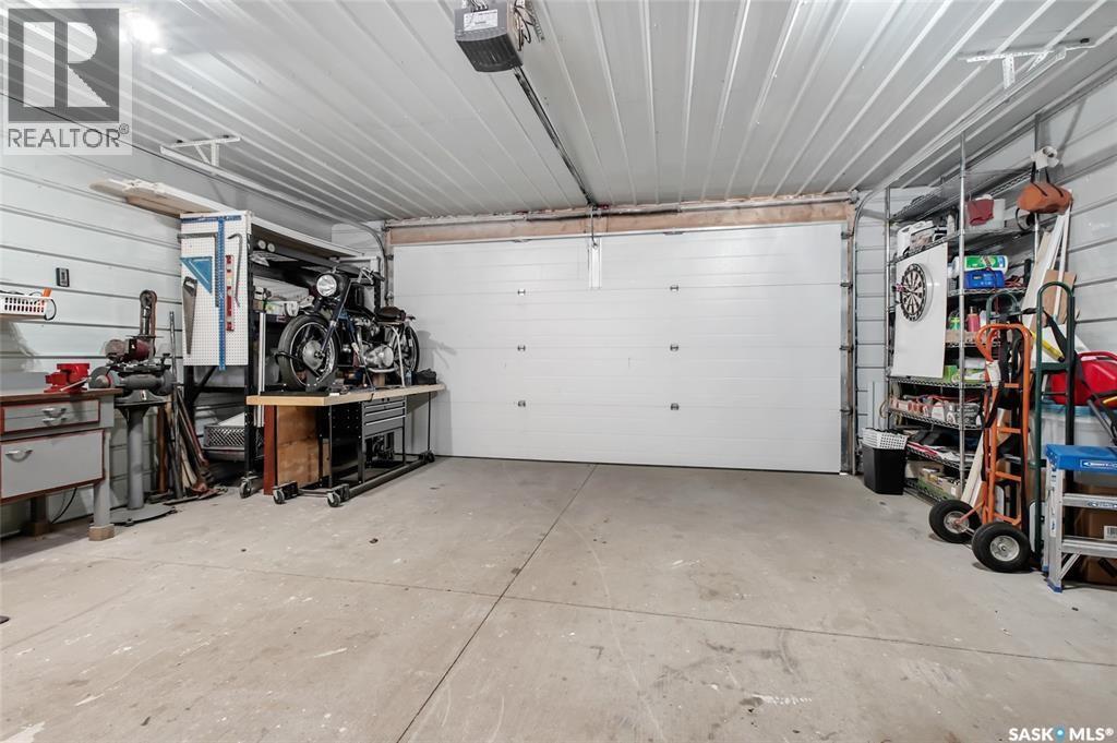 610 Stonebridge Common, Saskatoon, SK - Indoor Photo Showing Garage