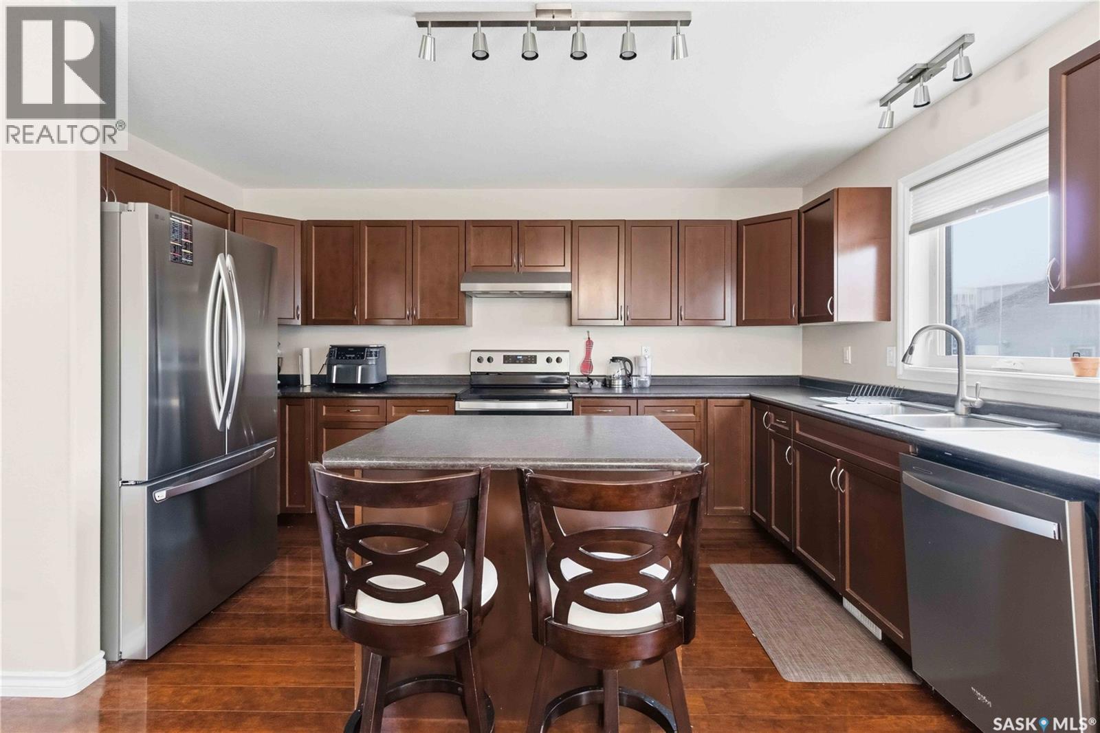 610 Stonebridge Common, Saskatoon, SK - Indoor Photo Showing Kitchen With Double Sink