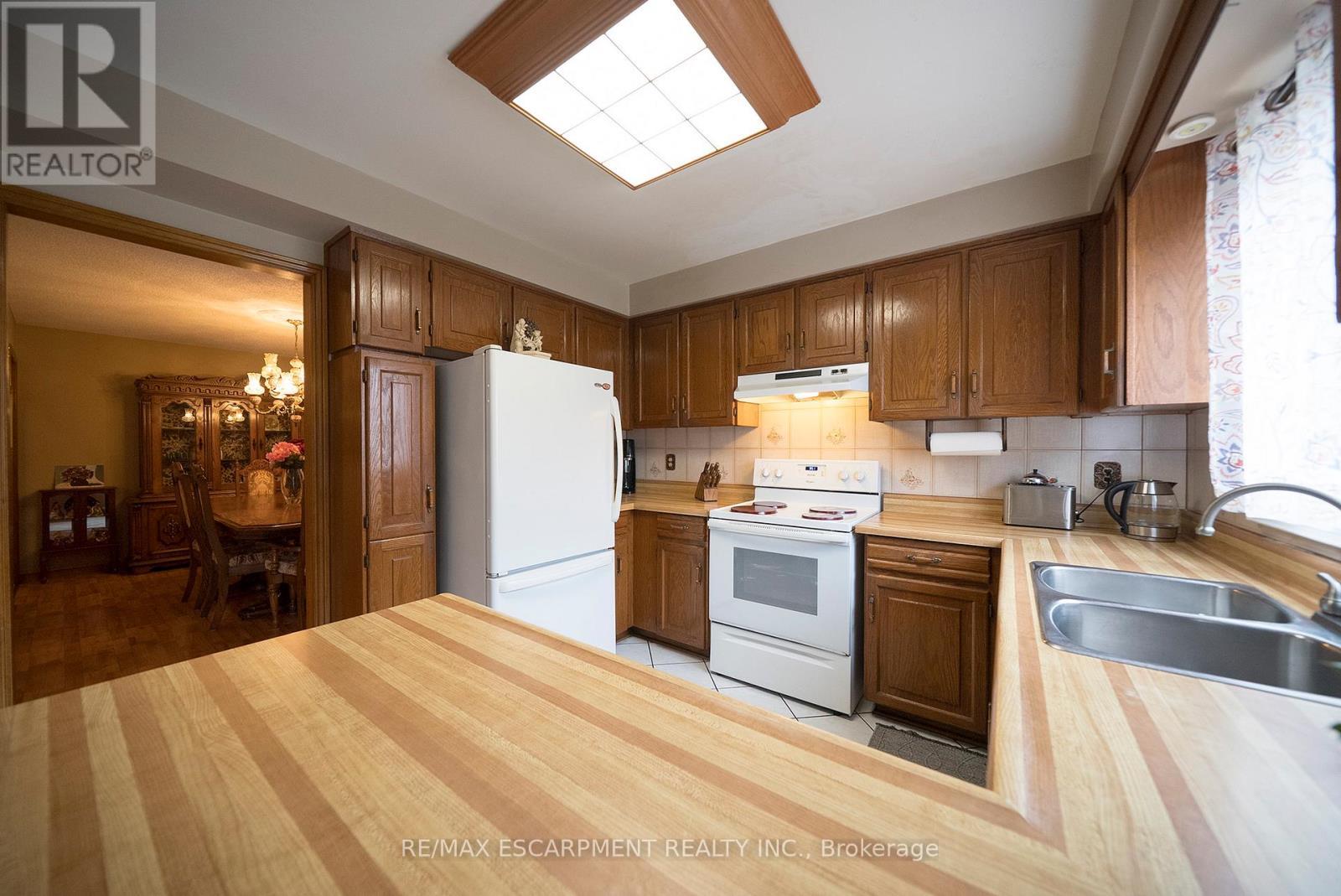 2057 Wincanton Crescent, Mississauga, ON - Indoor Photo Showing Kitchen With Double Sink