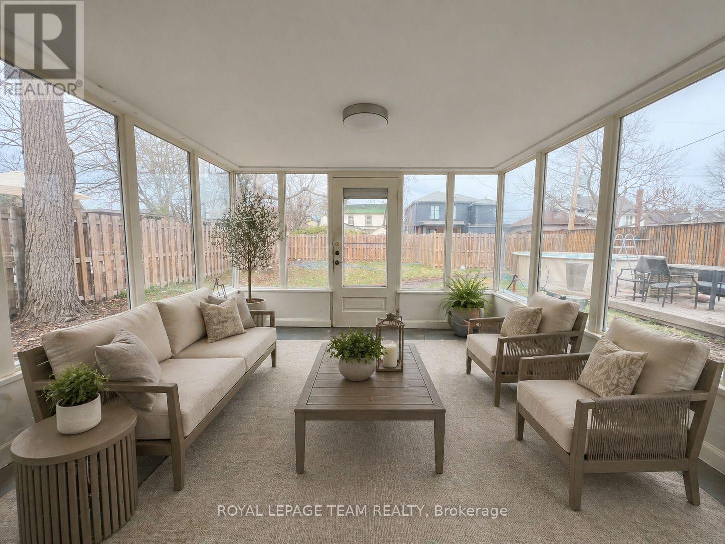 Solarium, virtually staged - 84 Riverdale Avenue, Ottawa, ON - Indoor Photo Showing Living Room