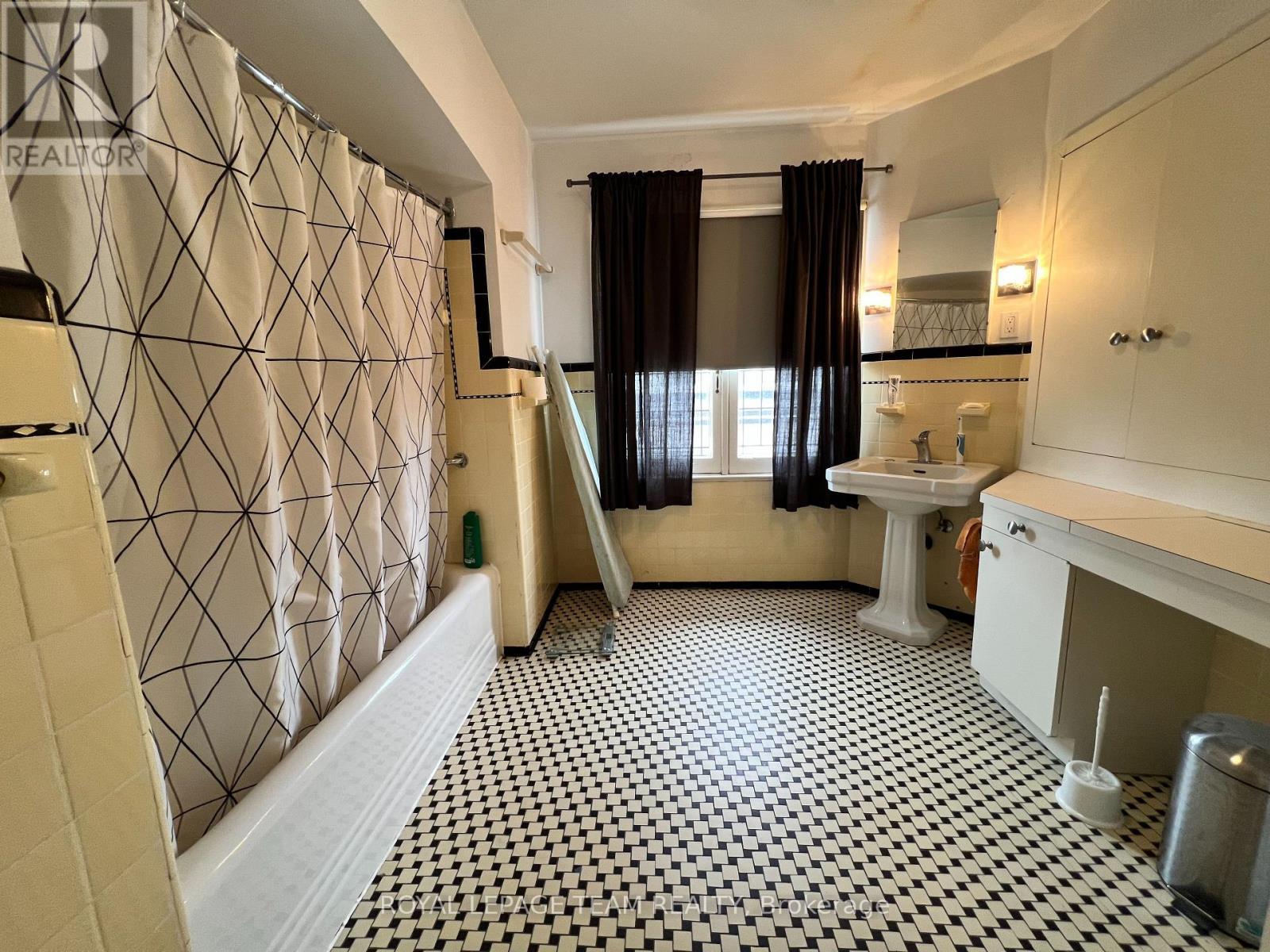 4PC Bath - 84 Riverdale Avenue, Ottawa, ON - Indoor Photo Showing Other Room