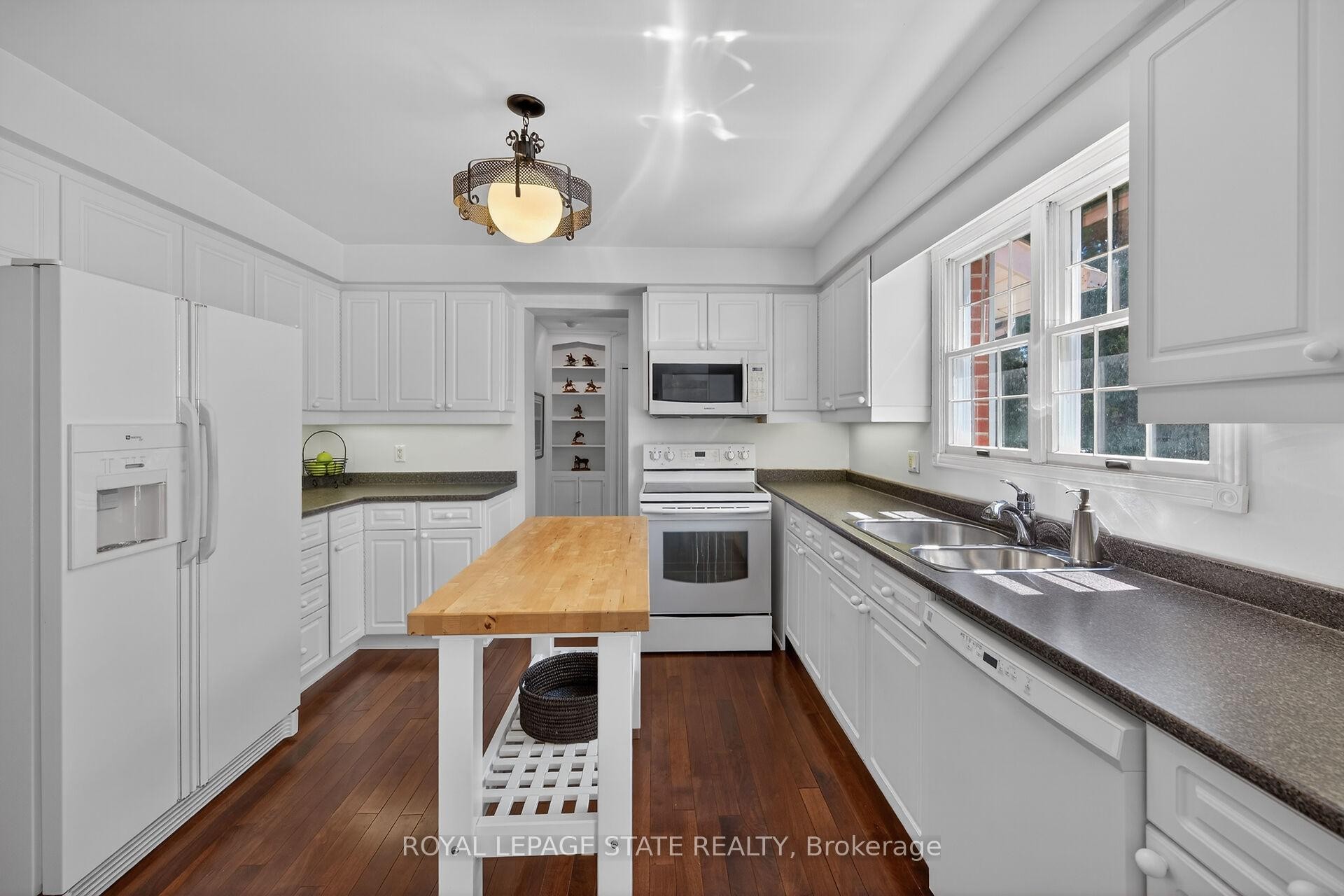 126 Forest Hill Crescent, Hamilton, ON - Indoor Photo Showing Kitchen With Double Sink