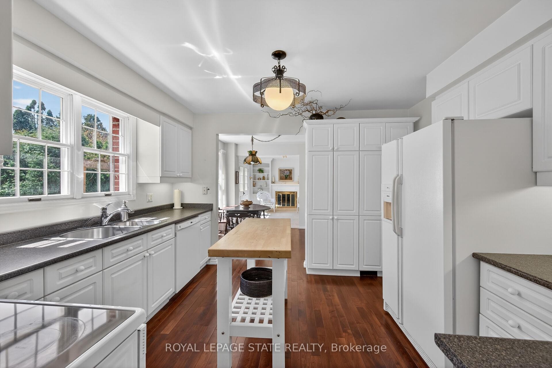 126 Forest Hill Crescent, Hamilton, ON - Indoor Photo Showing Kitchen With Double Sink