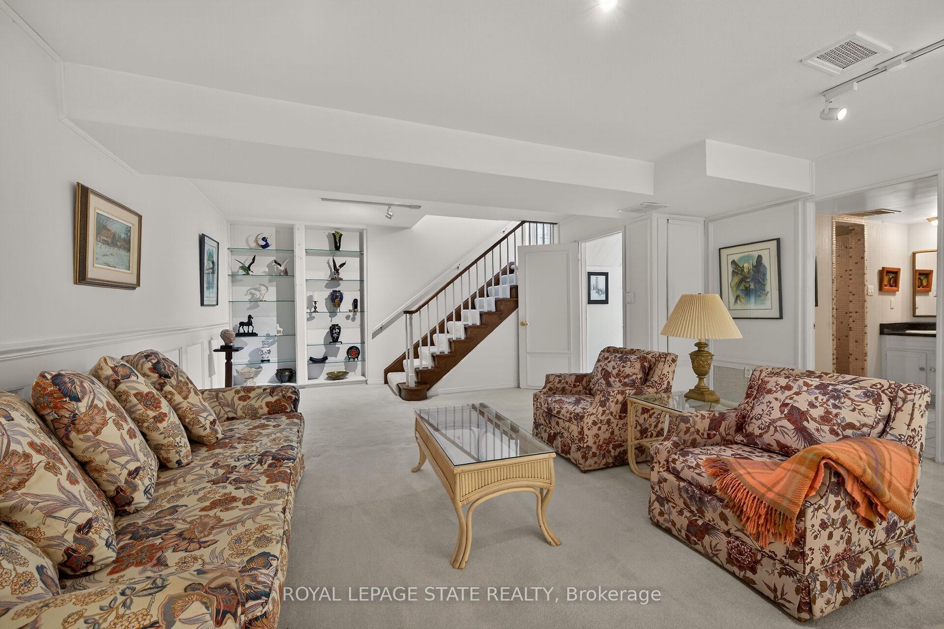 126 Forest Hill Crescent, Hamilton, ON - Indoor Photo Showing Living Room