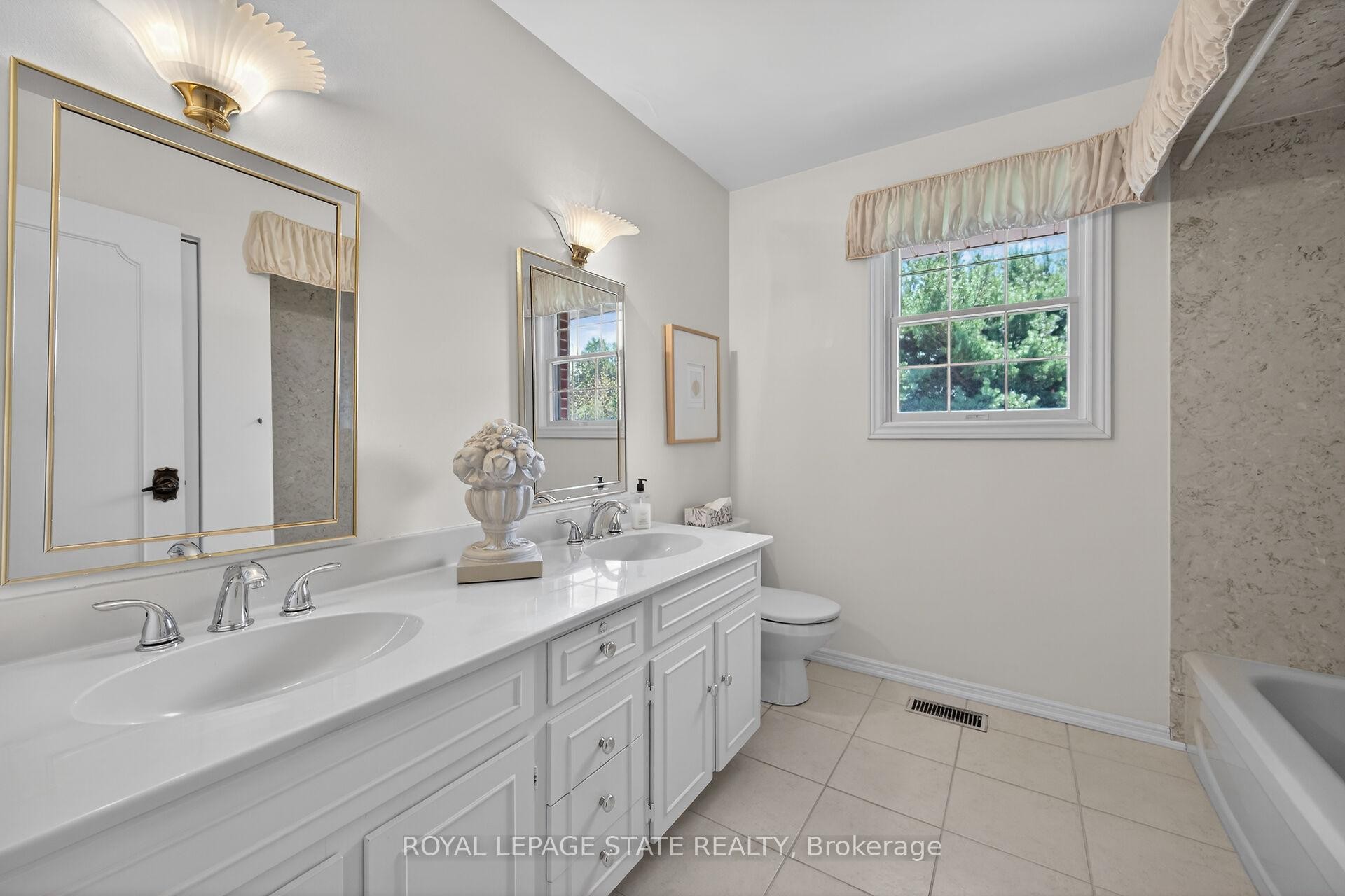 126 Forest Hill Crescent, Hamilton, ON - Indoor Photo Showing Bathroom