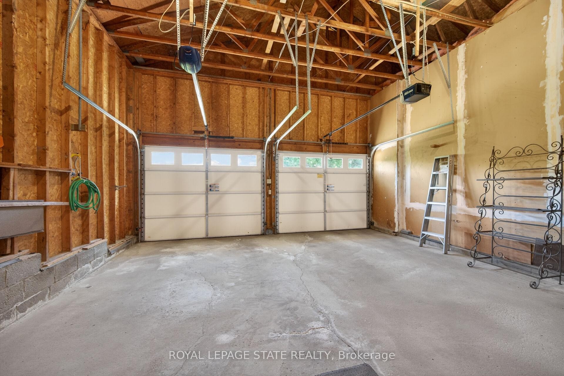 126 Forest Hill Crescent, Hamilton, ON - Indoor Photo Showing Garage