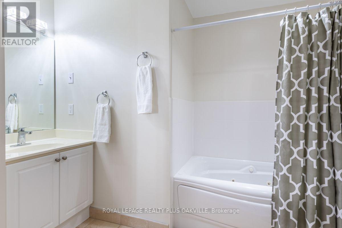 403 - 1499 Nottinghill Gate, Oakville, ON - Indoor Photo Showing Bathroom
