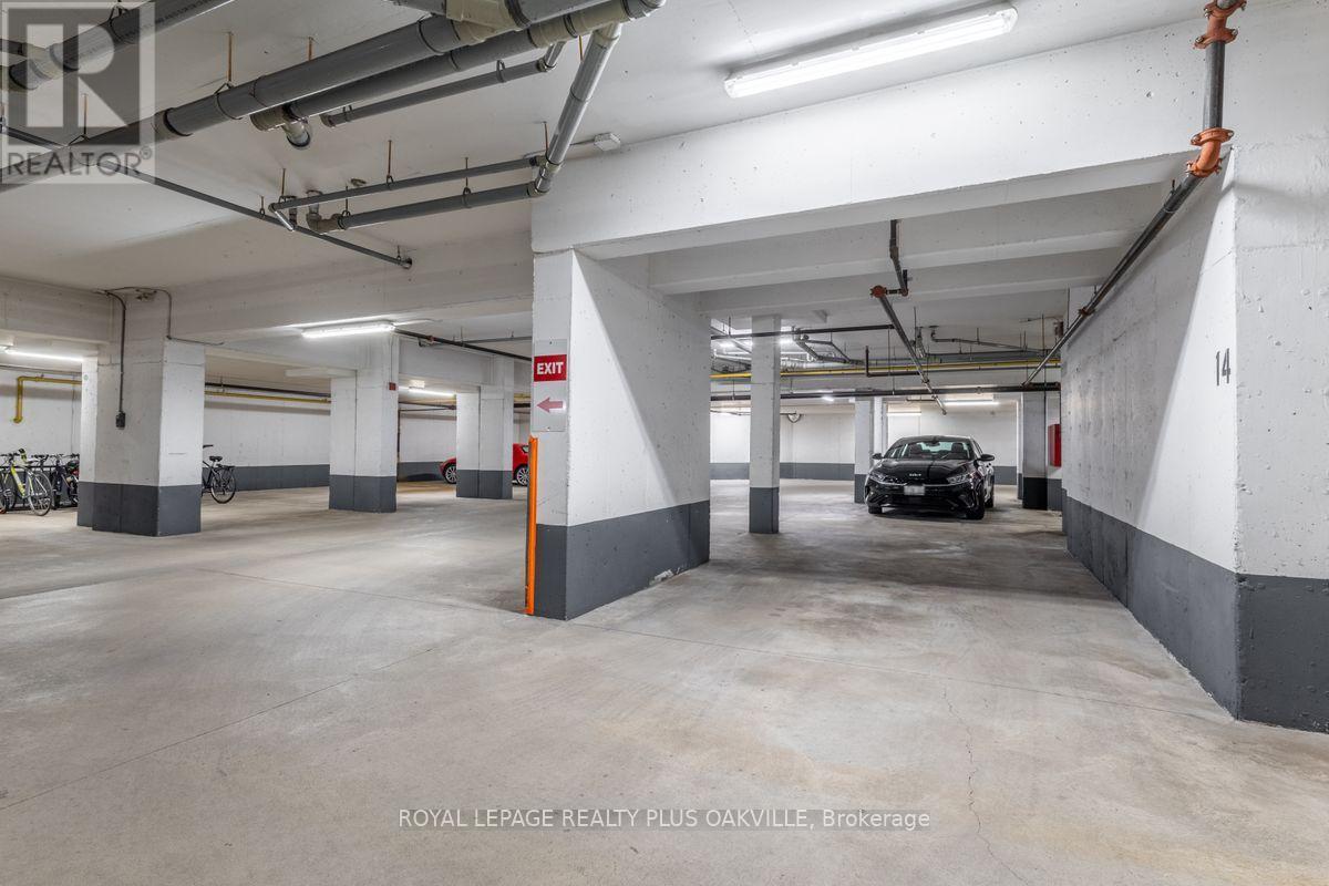 403 - 1499 Nottinghill Gate, Oakville, ON - Indoor Photo Showing Garage