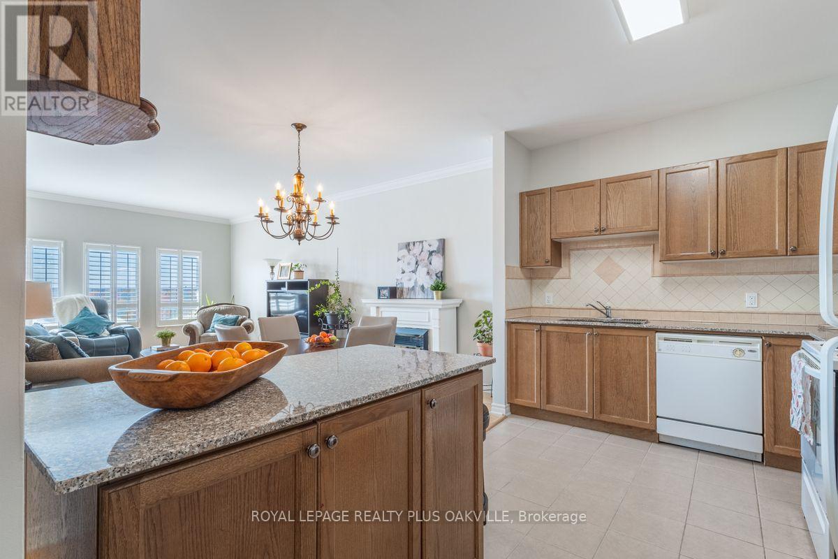 403 - 1499 Nottinghill Gate, Oakville, ON - Indoor Photo Showing Kitchen