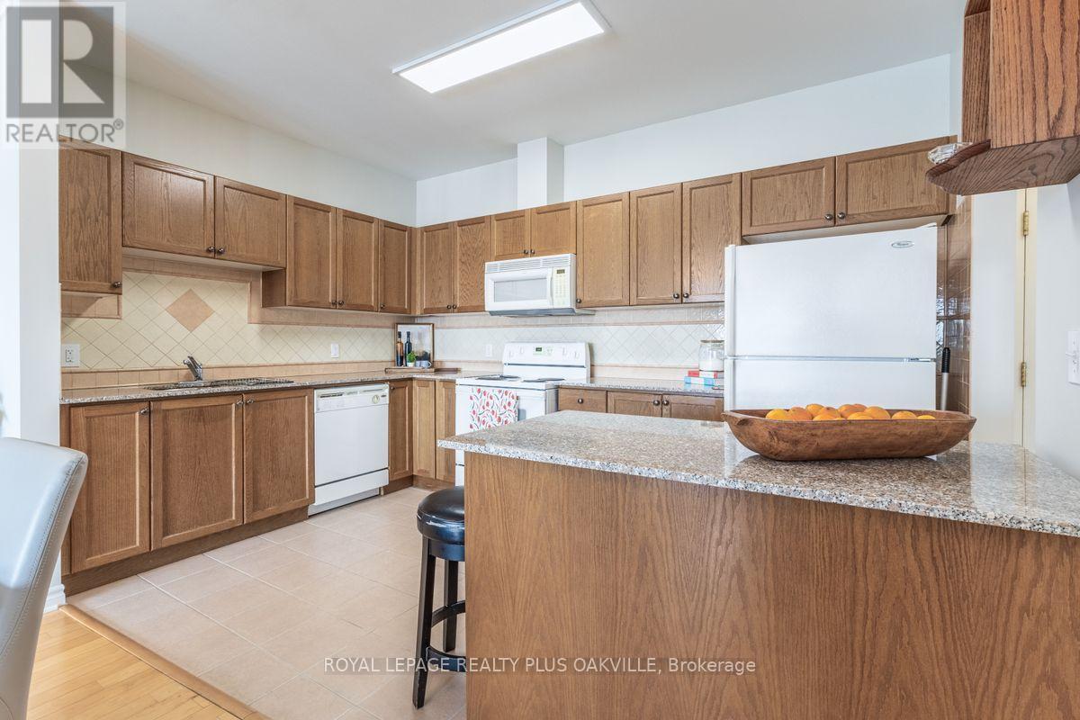 403 - 1499 Nottinghill Gate, Oakville, ON - Indoor Photo Showing Kitchen