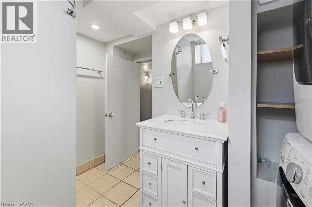 81 Carrick Avenue, Hamilton, ON - Indoor Photo Showing Bathroom