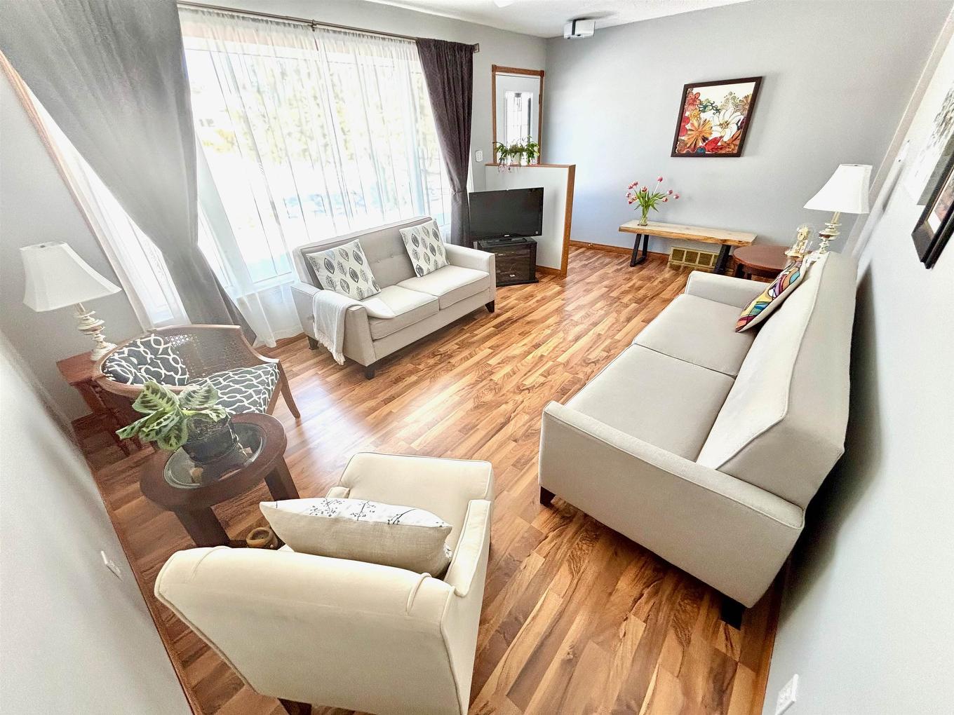 306 Wilde Street, Dryden, ON - Indoor Photo Showing Living Room