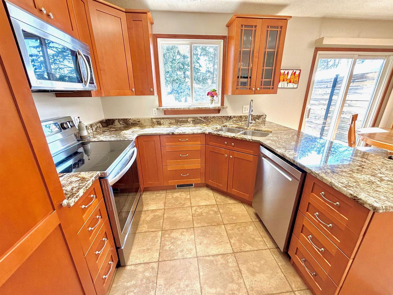 306 Wilde Street, Dryden, ON - Indoor Photo Showing Kitchen With Double Sink