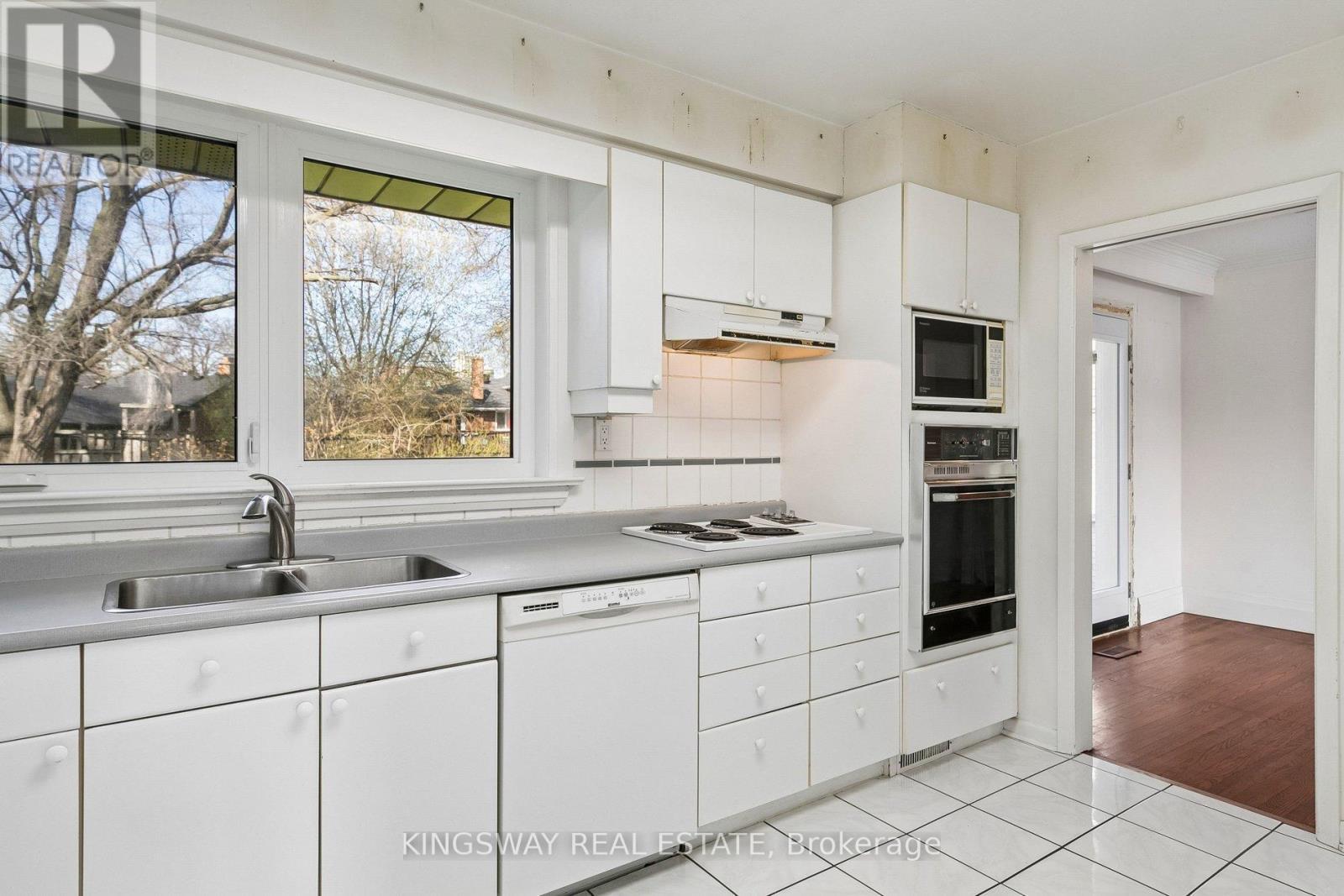2175 Denise Road, Mississauga, ON - Indoor Photo Showing Kitchen With Double Sink