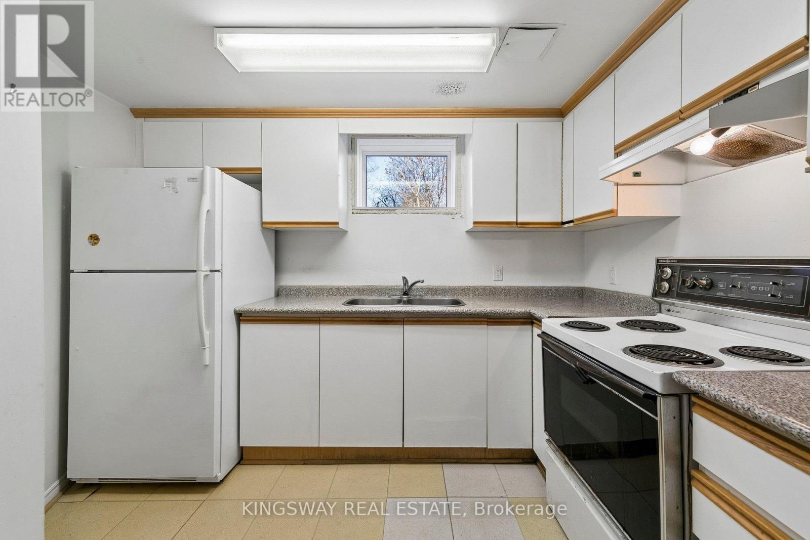2175 Denise Road, Mississauga, ON - Indoor Photo Showing Kitchen With Double Sink