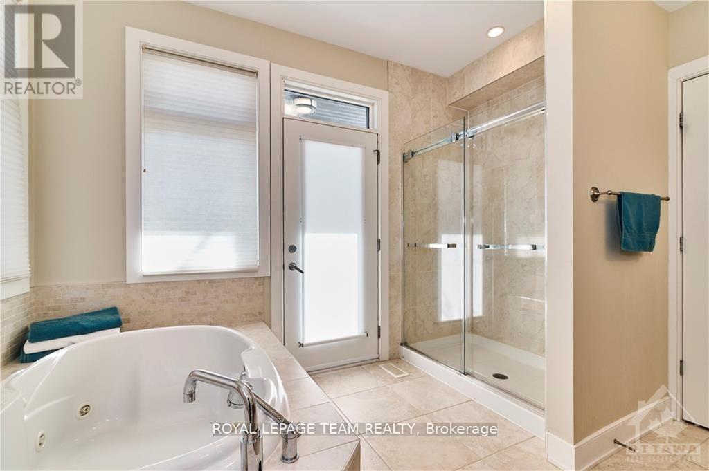 10 - 800 Melwood Avenue, Ottawa, ON - Indoor Photo Showing Bathroom