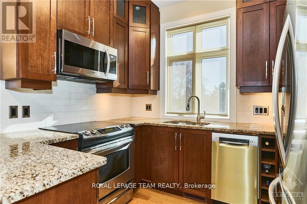 10 - 800 Melwood Avenue, Ottawa, ON - Indoor Photo Showing Kitchen With Upgraded Kitchen