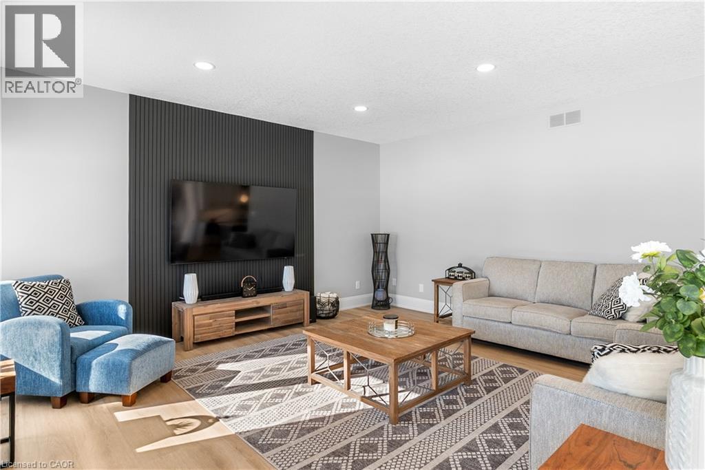 2 Cloverlea Crescent, St. George, ON - Indoor Photo Showing Living Room