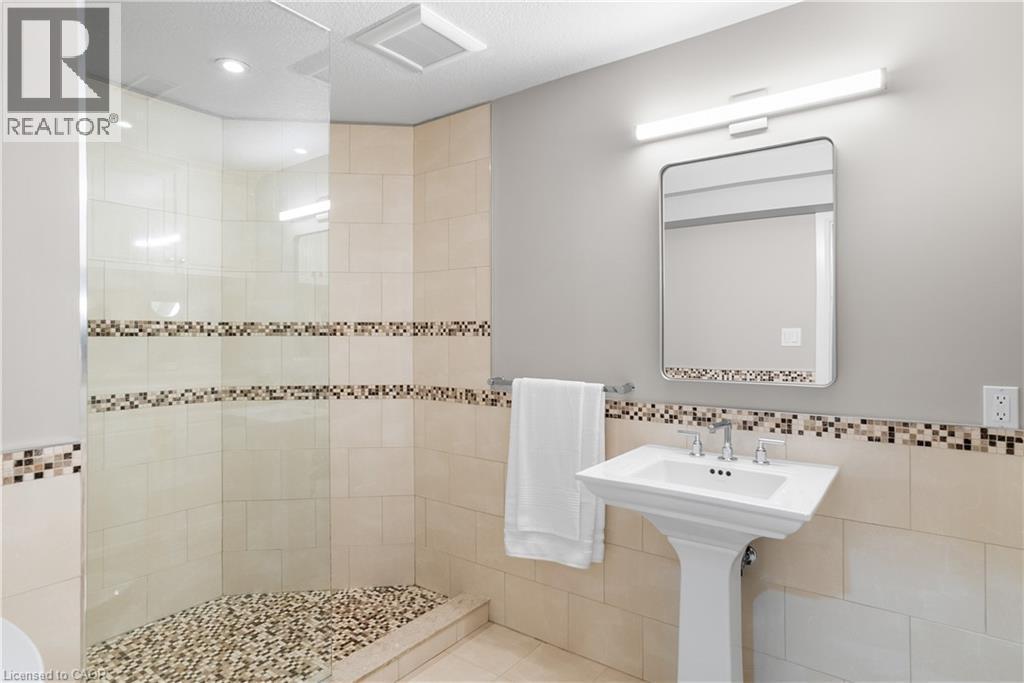 2 Cloverlea Crescent, St. George, ON - Indoor Photo Showing Bathroom