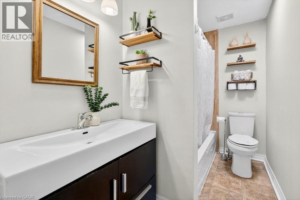 2233 Melissa Crescent, Burlington, ON - Indoor Photo Showing Bathroom