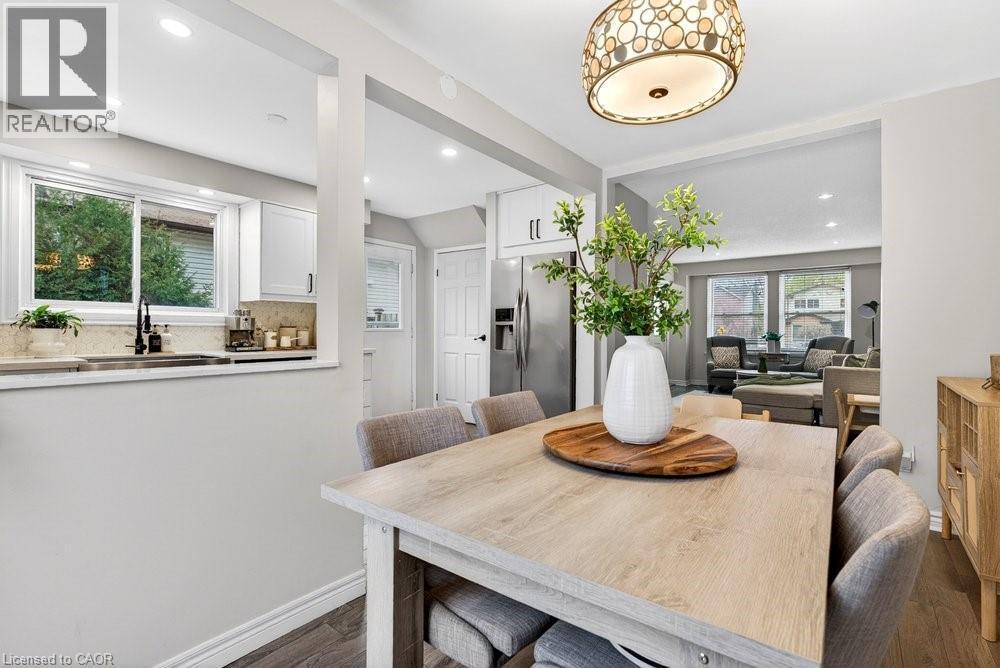 2233 Melissa Crescent, Burlington, ON - Indoor Photo Showing Dining Room